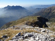 25 In decisa salita sul costone sud roccioso-erboso con vista su Capamma 2000 e verso l'Alben 